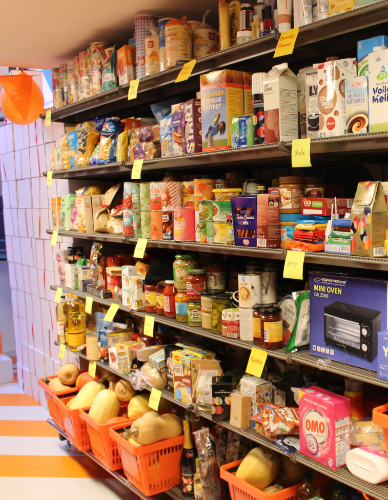 Schappen  kast met etenswaar en andere producten, een kijkje in de omgekeerde supermarkt.